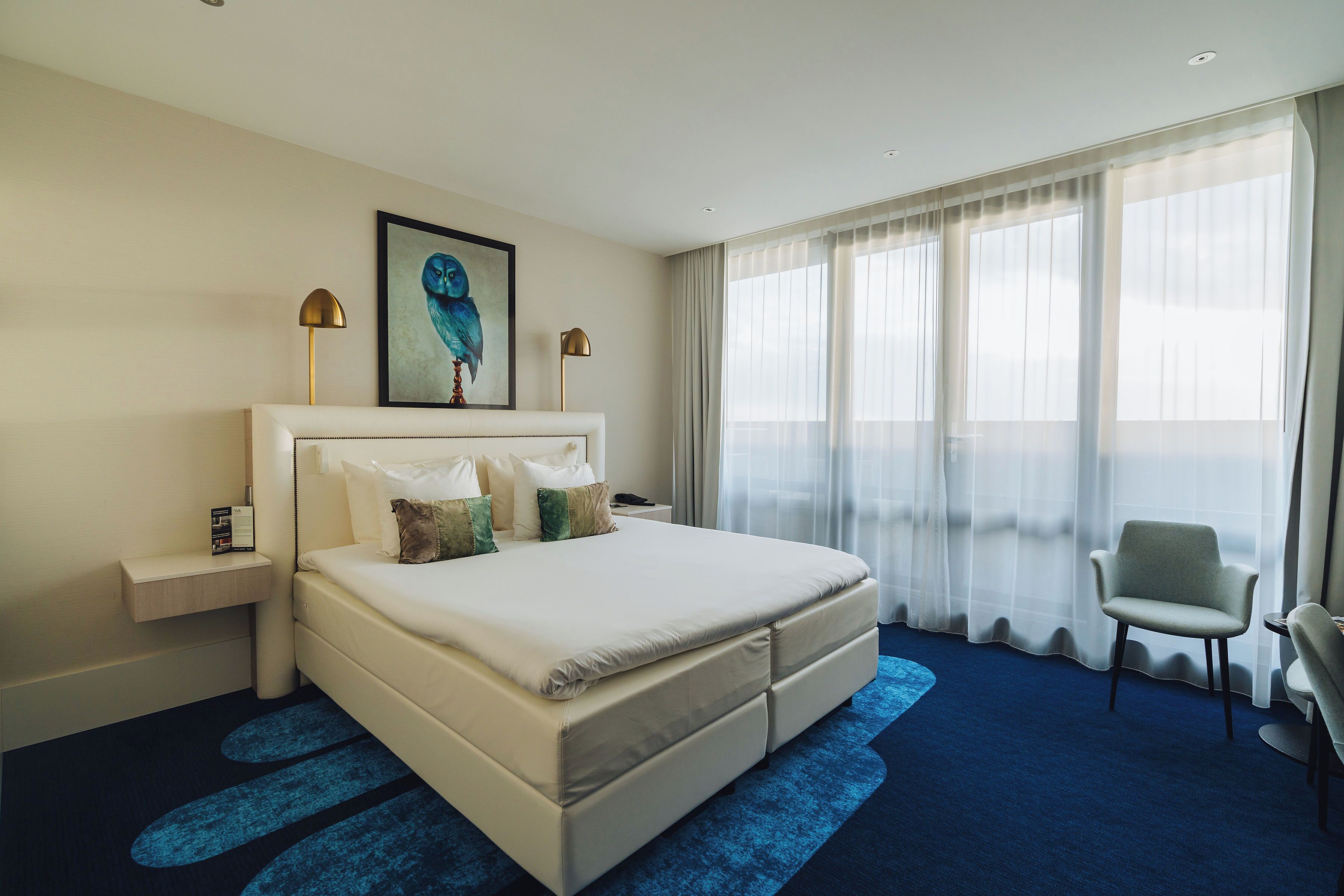 hypo-allergenic bedding, minibar, in-room safe, desk