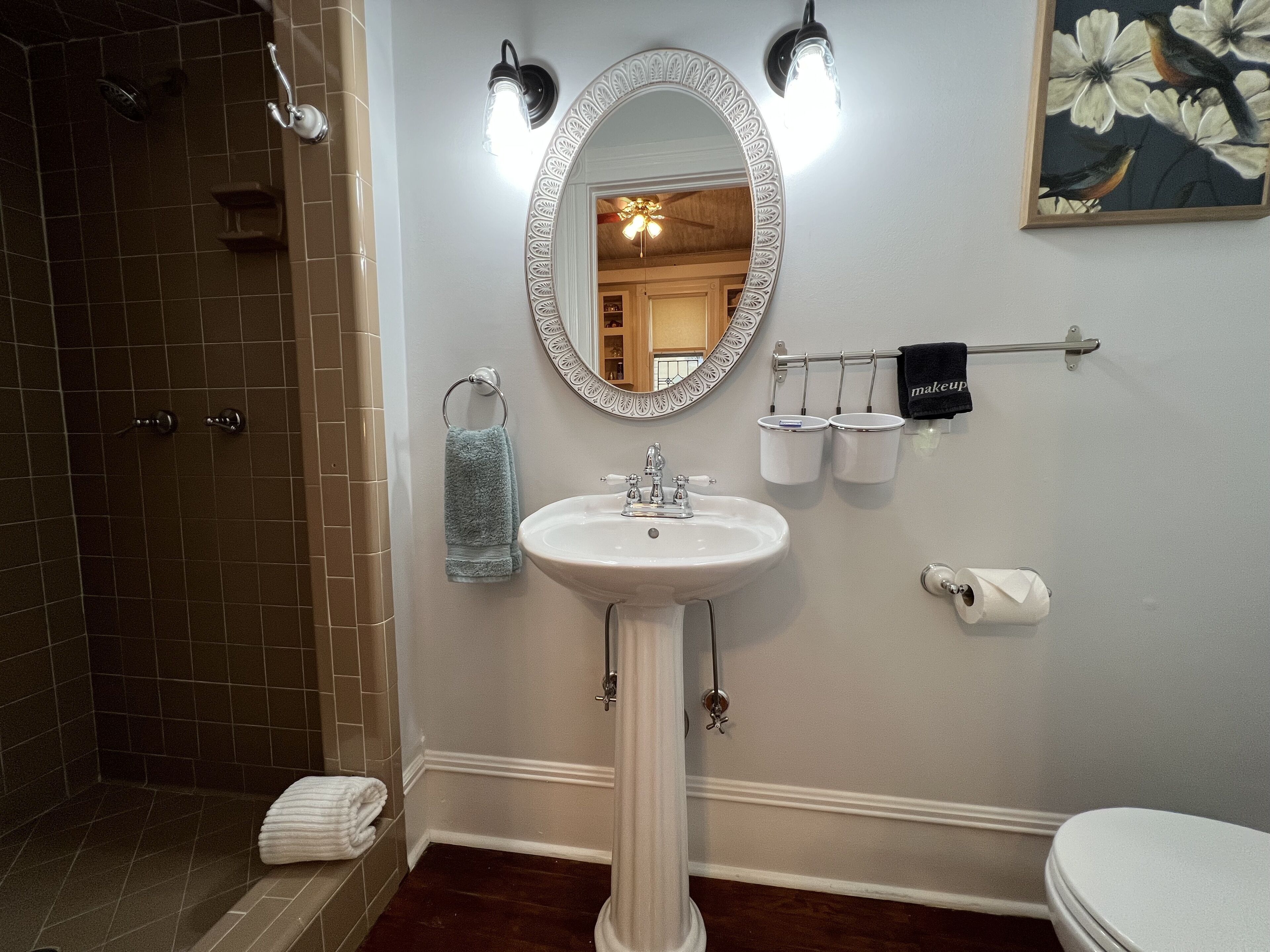 Queen Room | Bathroom | Free toiletries, hair dryer, bathrobes, towels