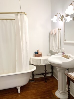 Queen Room | Bathroom | Free toiletries, hair dryer, bathrobes, towels - Brackenridge House Bed & Breakfast (San Antonio)
