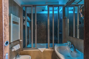 Doppia Deluxe | Bagno | Set di cortesia gratuito, asciugacapelli, pantofole, asciugamani