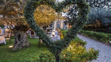 Se sirven desayunos, cenas y cocina italiana con vista al jardín