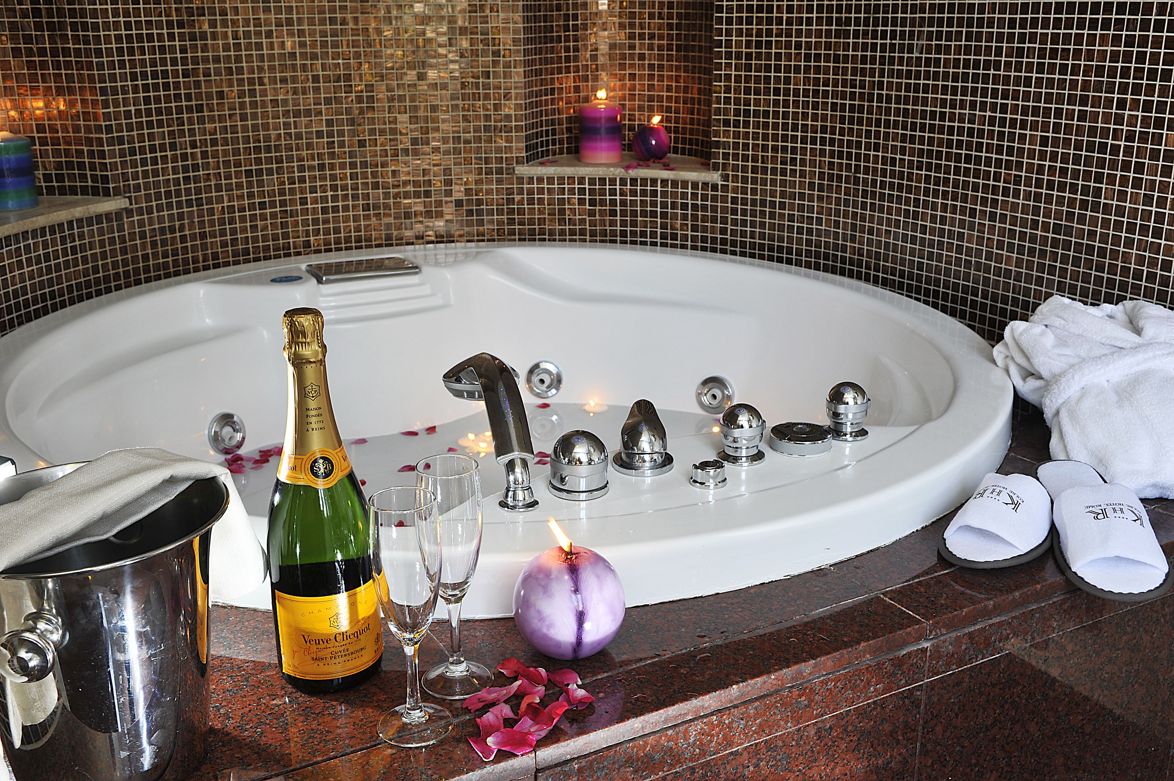 deluxe double room | jetted bathtub