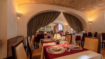 Petit déjeuner et dßner servis sur place, vue sur le jardin