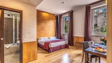 Dobbeltrom – deluxe | Minibar, safe på rommet, skrivebord og skrivebord for bærbar PC