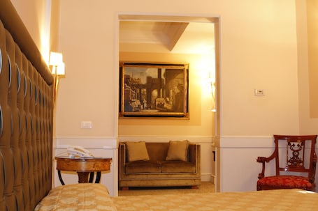 Minibar, in-room safe, desk, soundproofing. Boutique Hotel Trevi