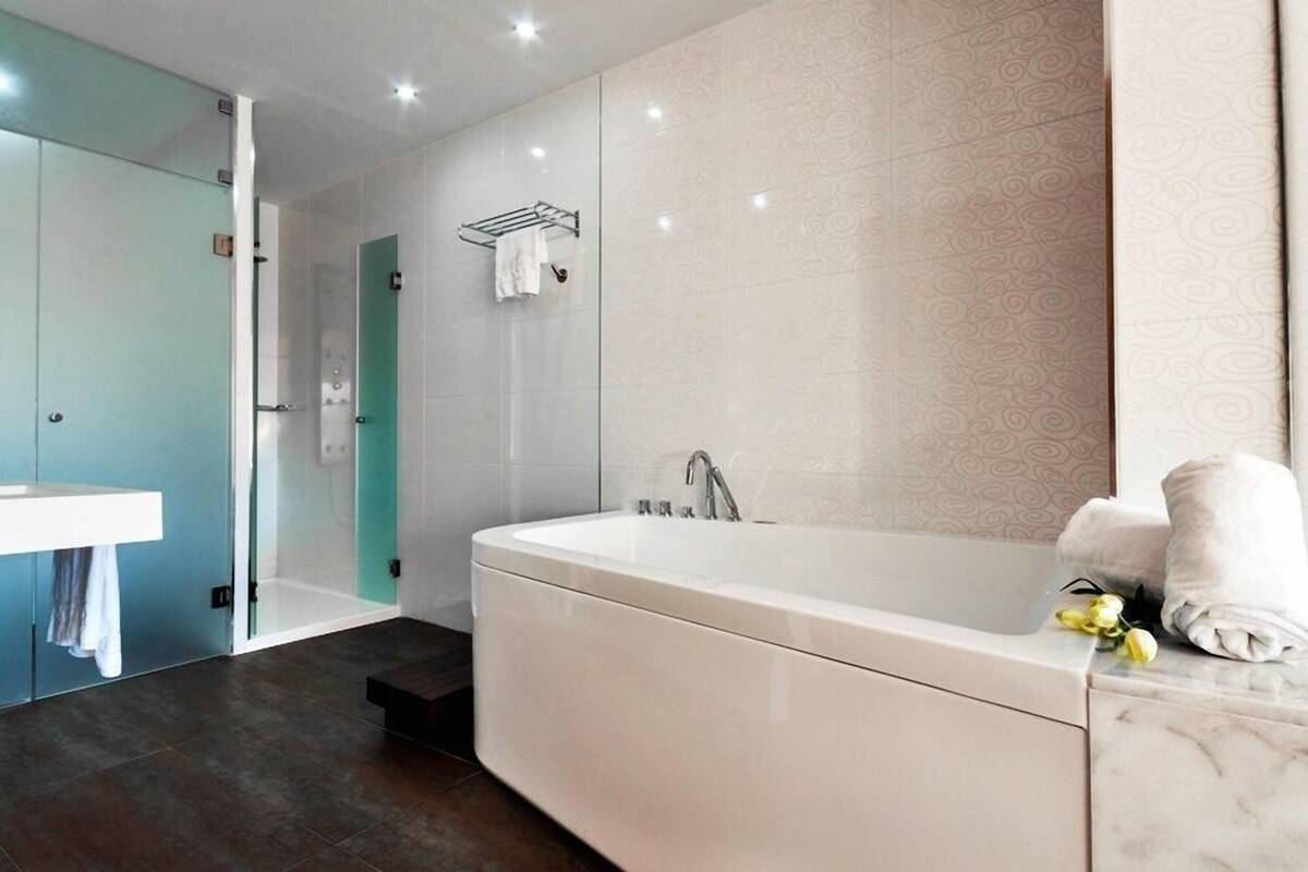 Badkamer | Een douche, een haardroger, handdoeken
