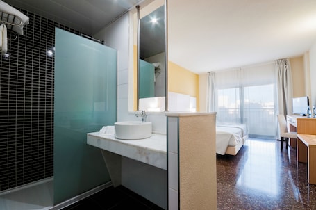 Shower, hair dryer, towels. Hotel Fontana Plaza