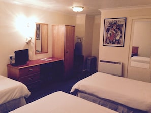 Triple Room | Desk, iron/ironing board, free cribs/infant beds, free WiFi