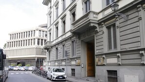 A street with parked cars, a bus, and a building with classical architecture. - Hotel Desirée (Florence)