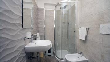 Doccia, asciugacapelli, bidet, asciugamani