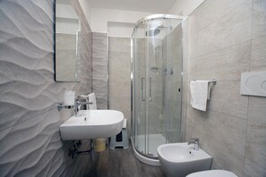Douche, séchoir à cheveux, bidet, serviettes fournies