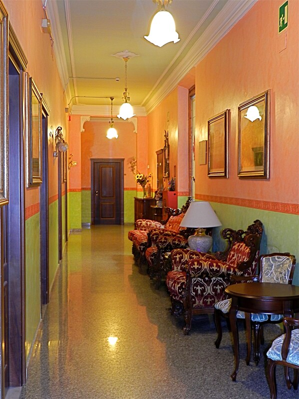 Coin salon dans le hall