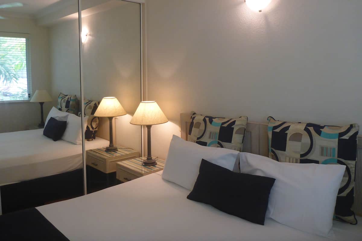 Standaard appartement, 1 slaapkamer | Een kluis op de kamer, een bureau, een strijkplank/strijkijzer