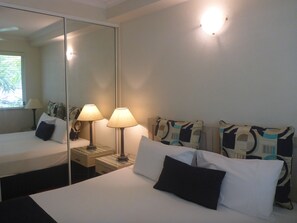 Apartamento standard, 1 quarto | Cofres nos quartos, escrivaninha, ferros/tábuas de passar roupa