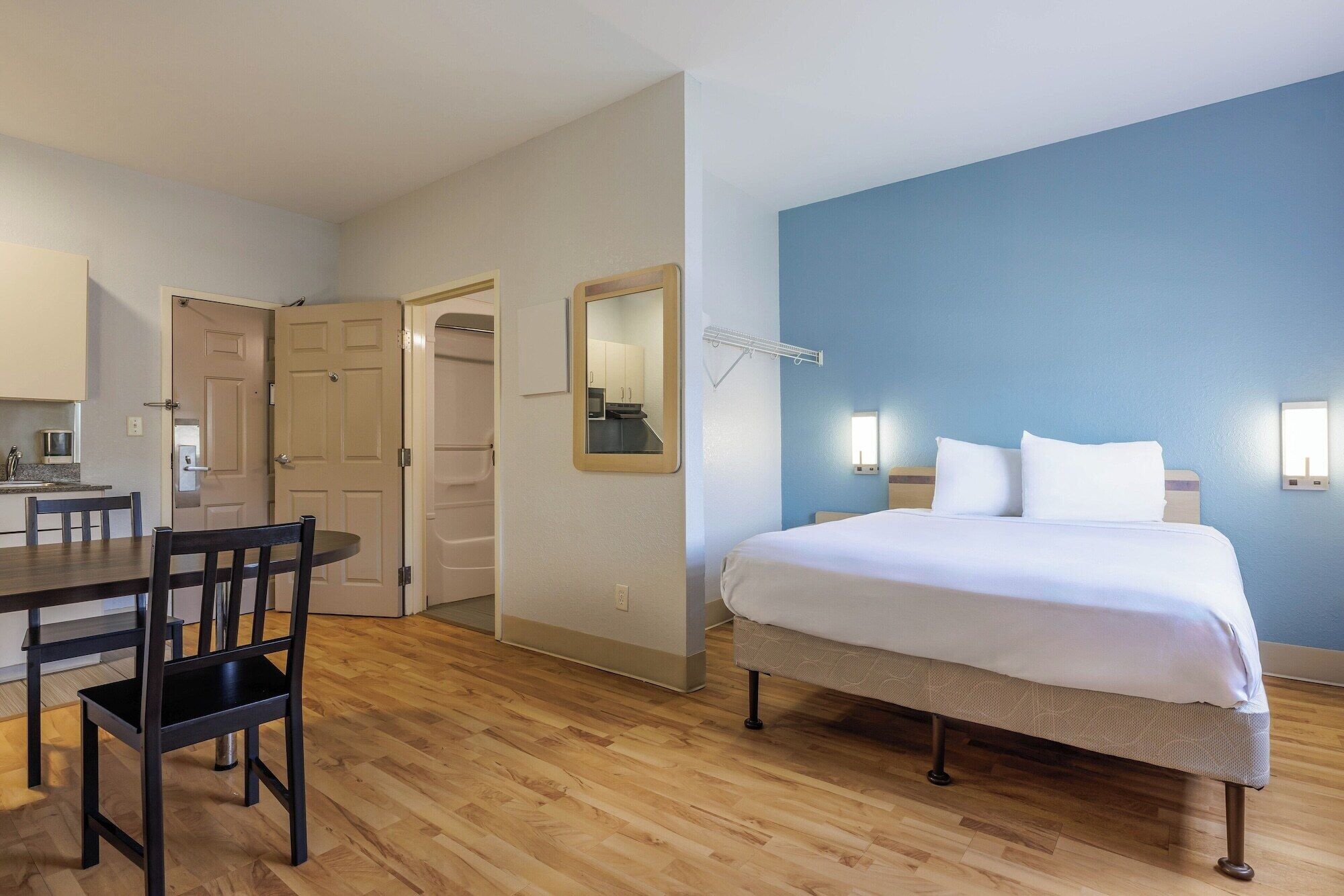 Meja kerja, setrika/meja setrika, Wi-Fi gratis, dan seprai linen