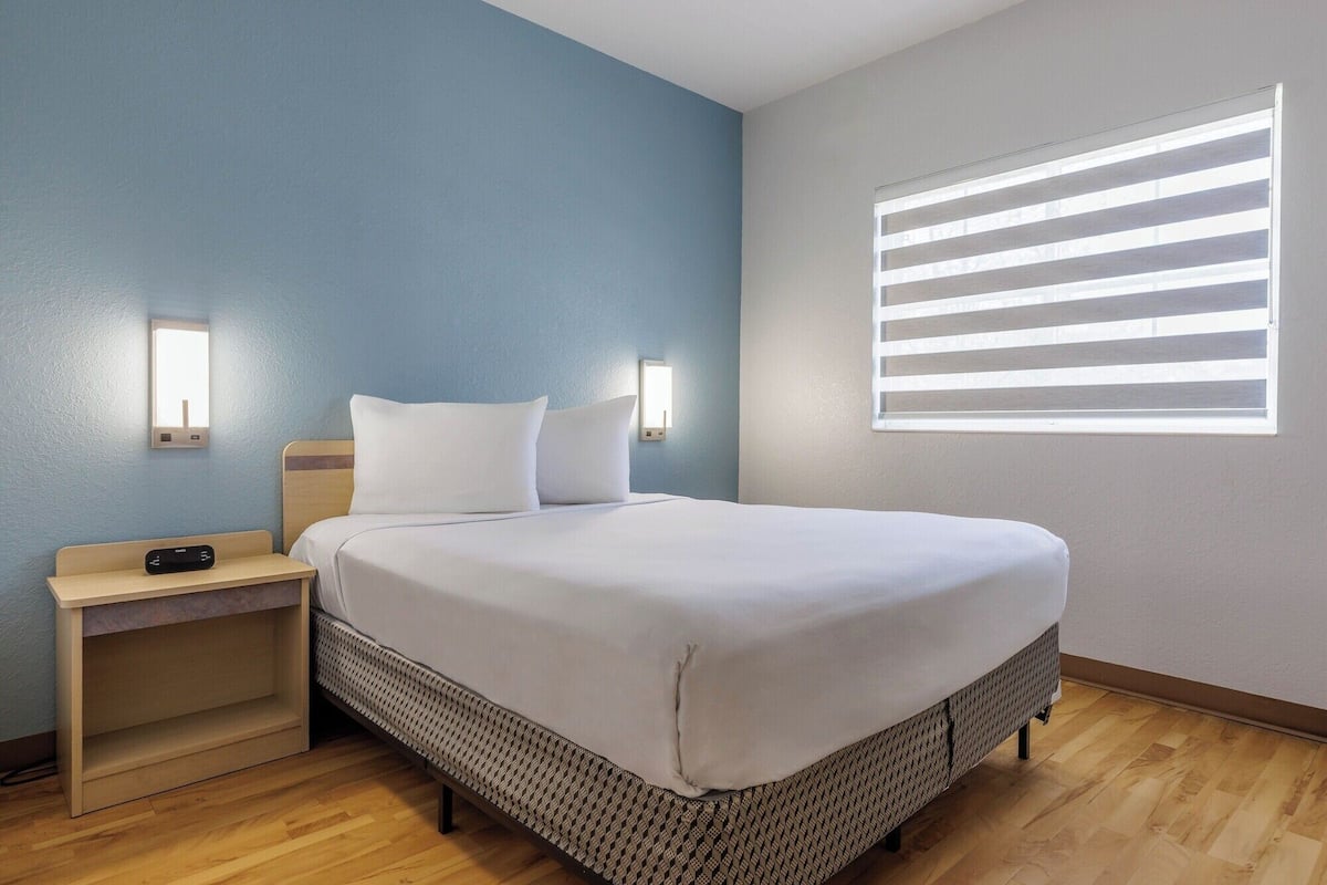 Desk, iron/ironing board, free WiFi, bed sheets