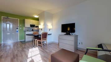 Escritorio, tabla de planchar con plancha, wifi gratis y ropa de cama