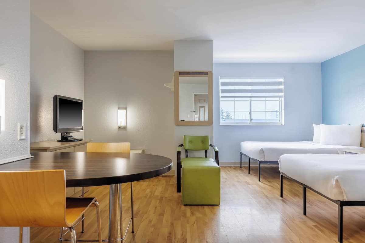 Habitación estándar, 2 camas matrimoniales, para no fumadores | Escritorio, tabla de planchar con plancha, wifi gratis y ropa de cama