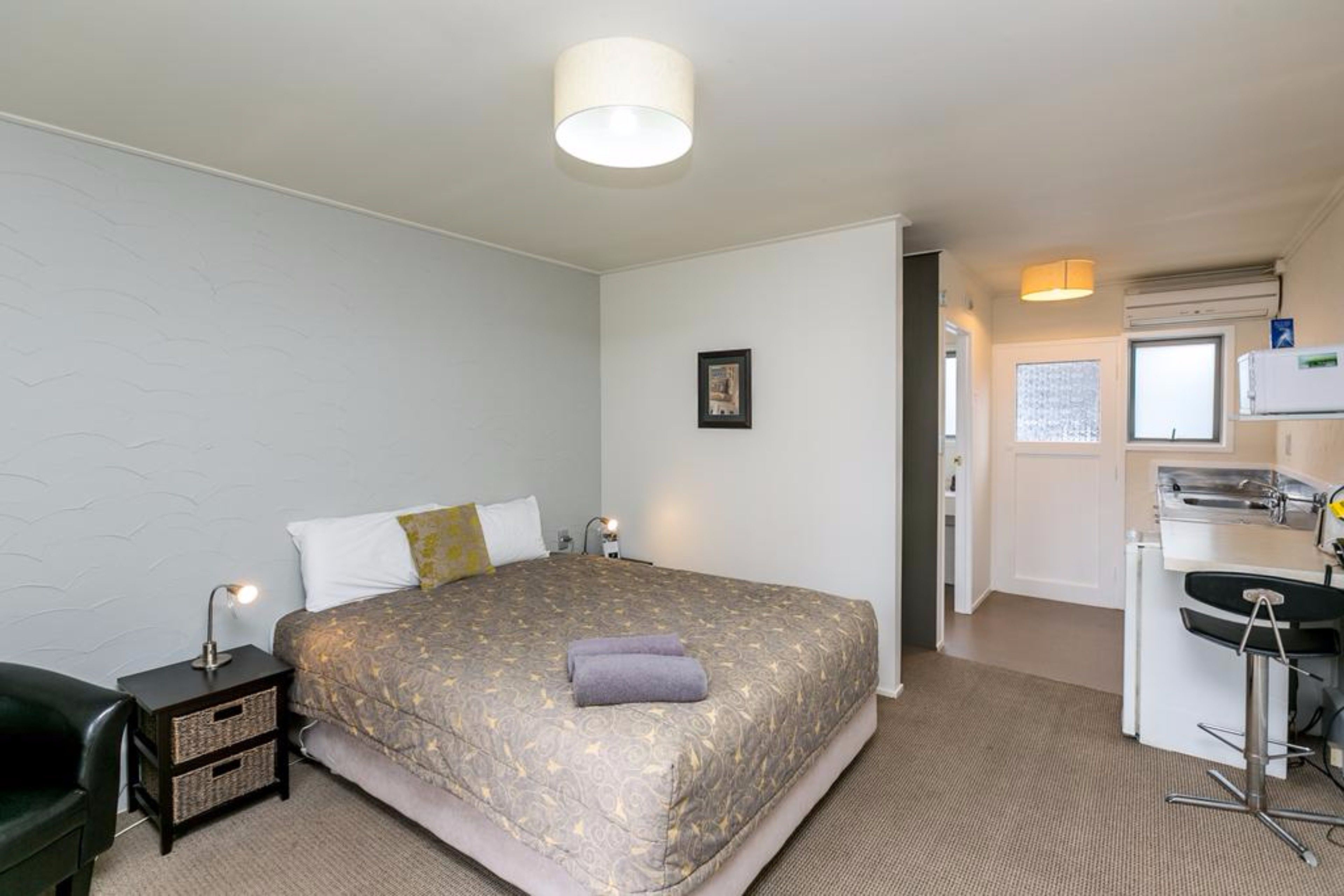 Basic Studio, 1 Queen Bed | Desk, blackout drapes, iron/ironing board, free WiFi