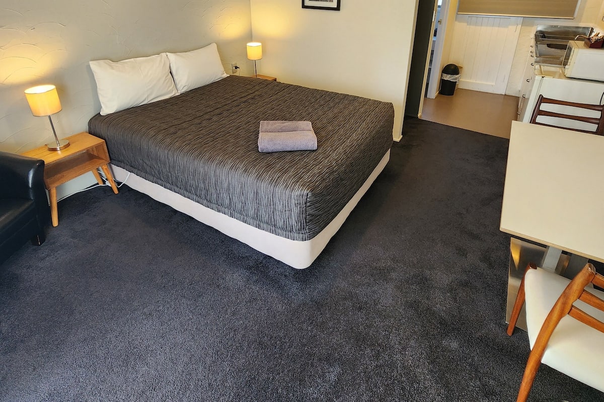 Basic Studio, 1 Queen Bed