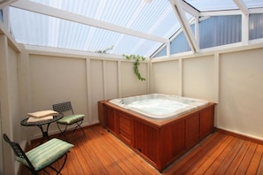 Indoor spa tub - 16 Northgate Motor Lodge (New Plymouth)