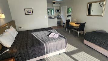 Kamar Twin Premier | Meja kerja, tirai kedap cahaya, setrika/meja setrika, dan Wi-Fi gratis