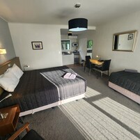 Habitación Premier con 2 camas individuales | Escritorio, cortinas opacas, tabla de planchar con plancha y wifi gratis