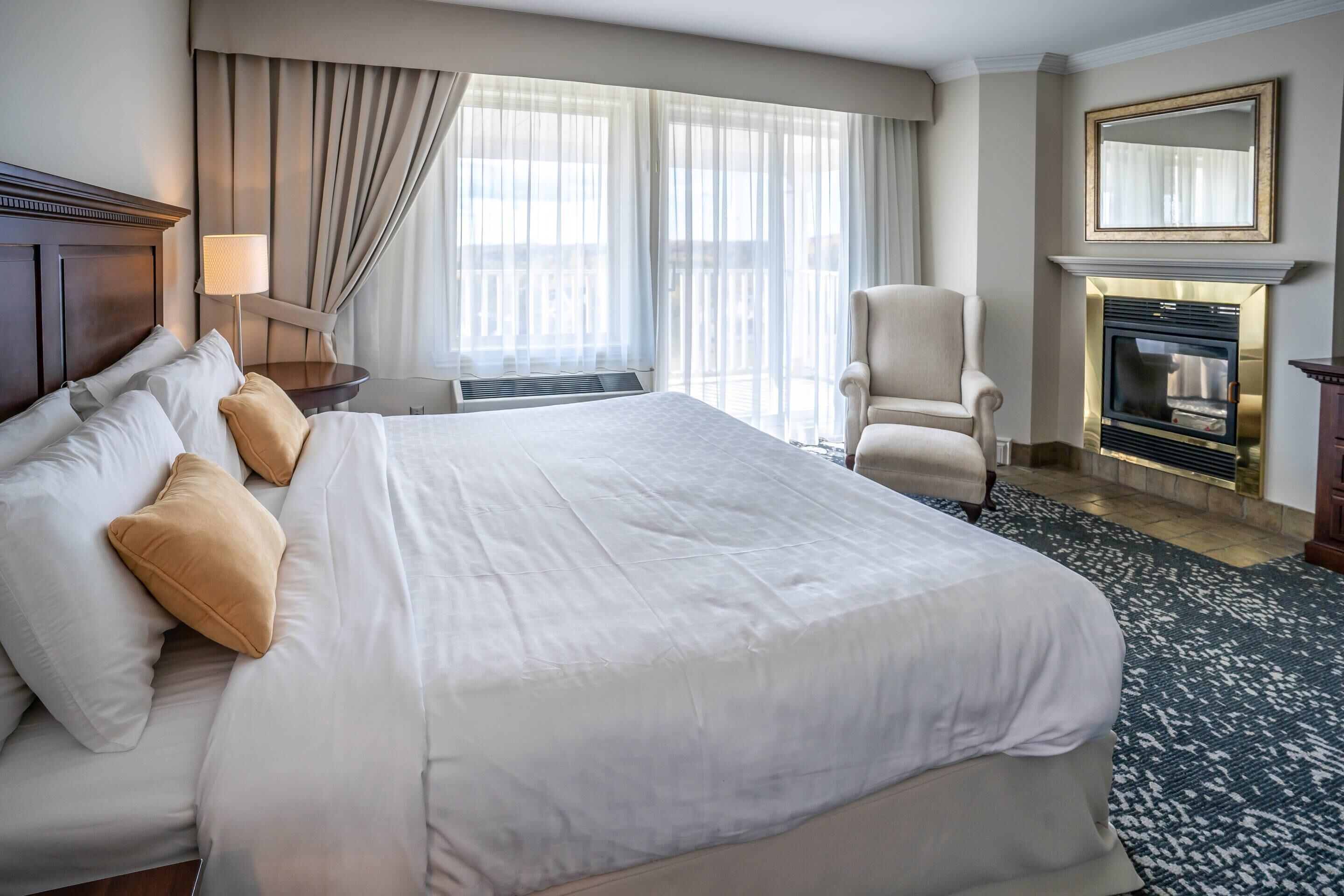 Suite, 1 cama King size y sofá cama, para no fumadores | Ropa de cama de alta calidad y caja de seguridad en la habitación 