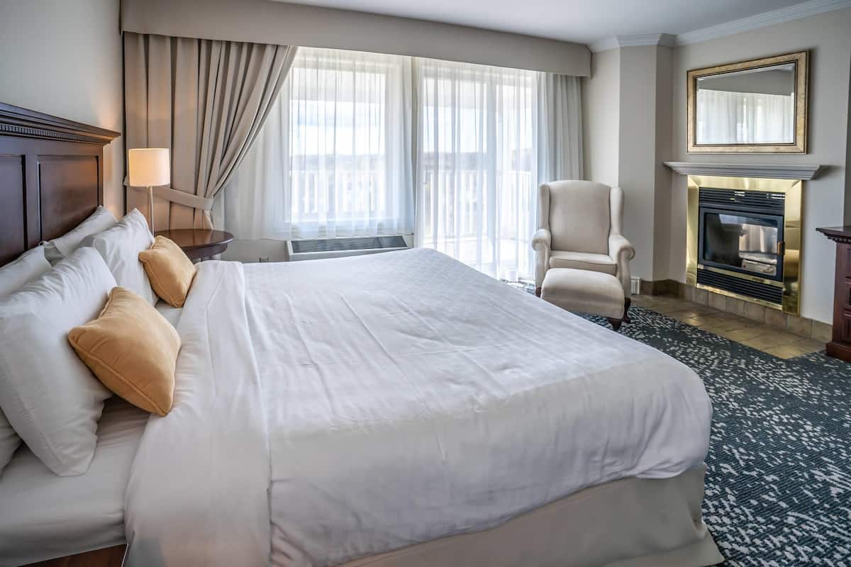 Suite, 1 cama King size y sofá cama, para no fumadores | Ropa de cama de alta calidad y caja de seguridad en la habitación