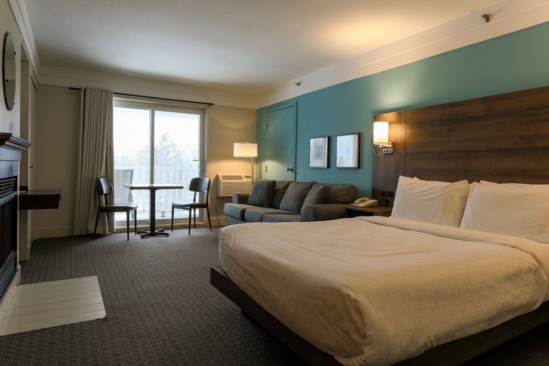 Seprai premium, brankas, meja kerja, dan tirai kedap cahaya