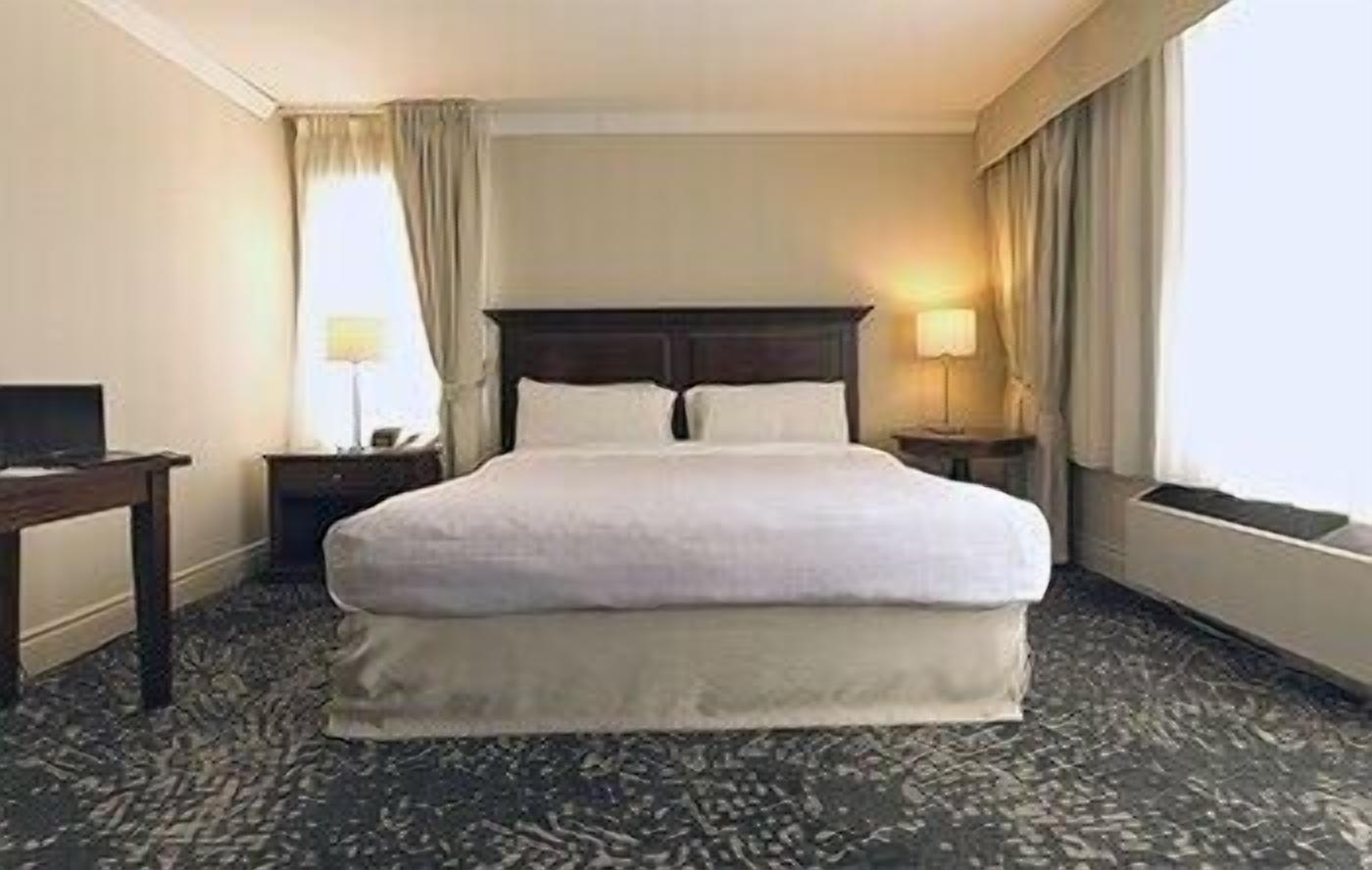 Seprai premium, brankas, meja kerja, dan tirai kedap cahaya