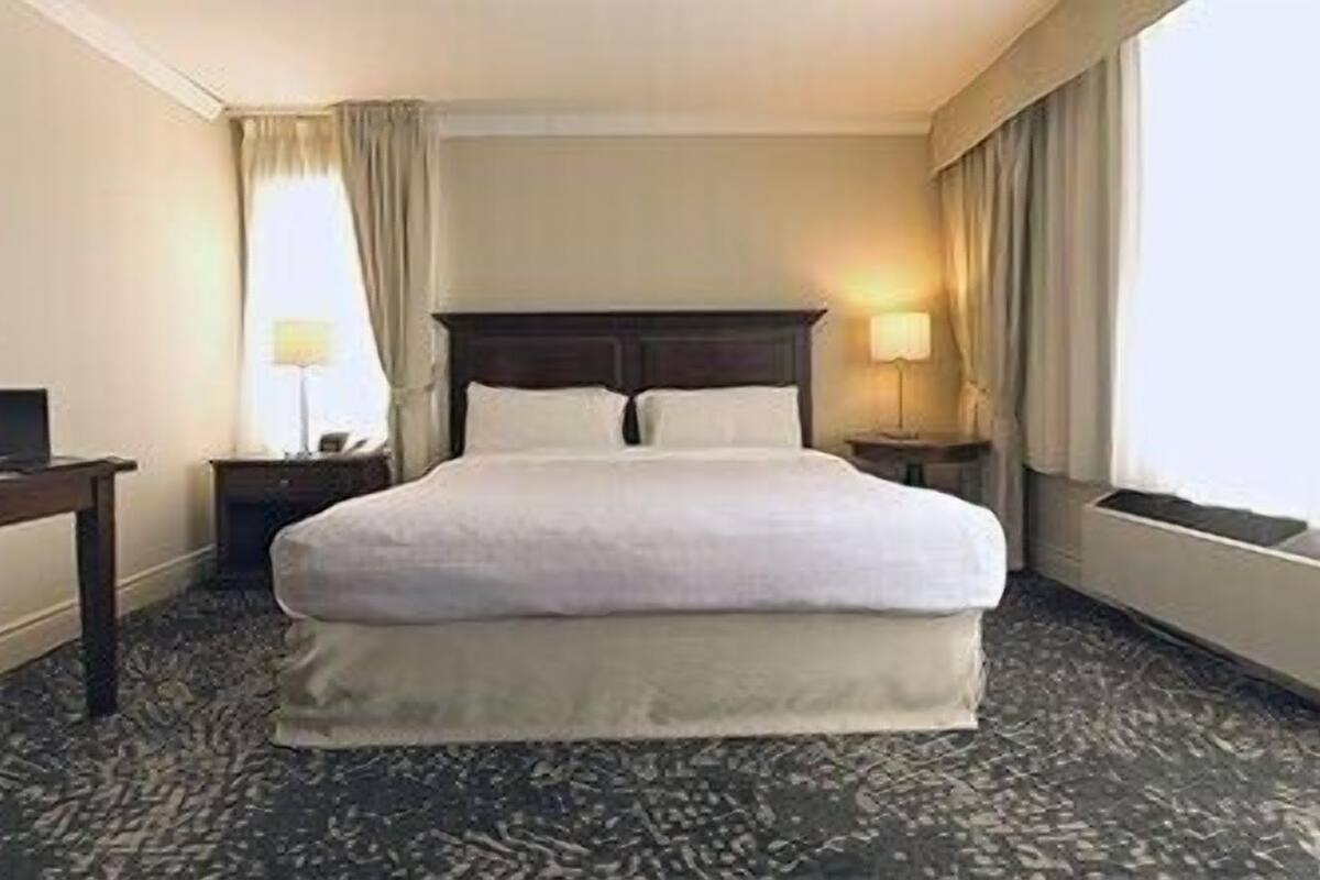 高档床上用品、客房内保险箱、办公桌、遮光窗帘