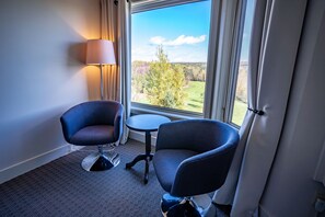 Standardzimmer, 2 Queen-Betten | Wohnbereich | Flachbildfernseher