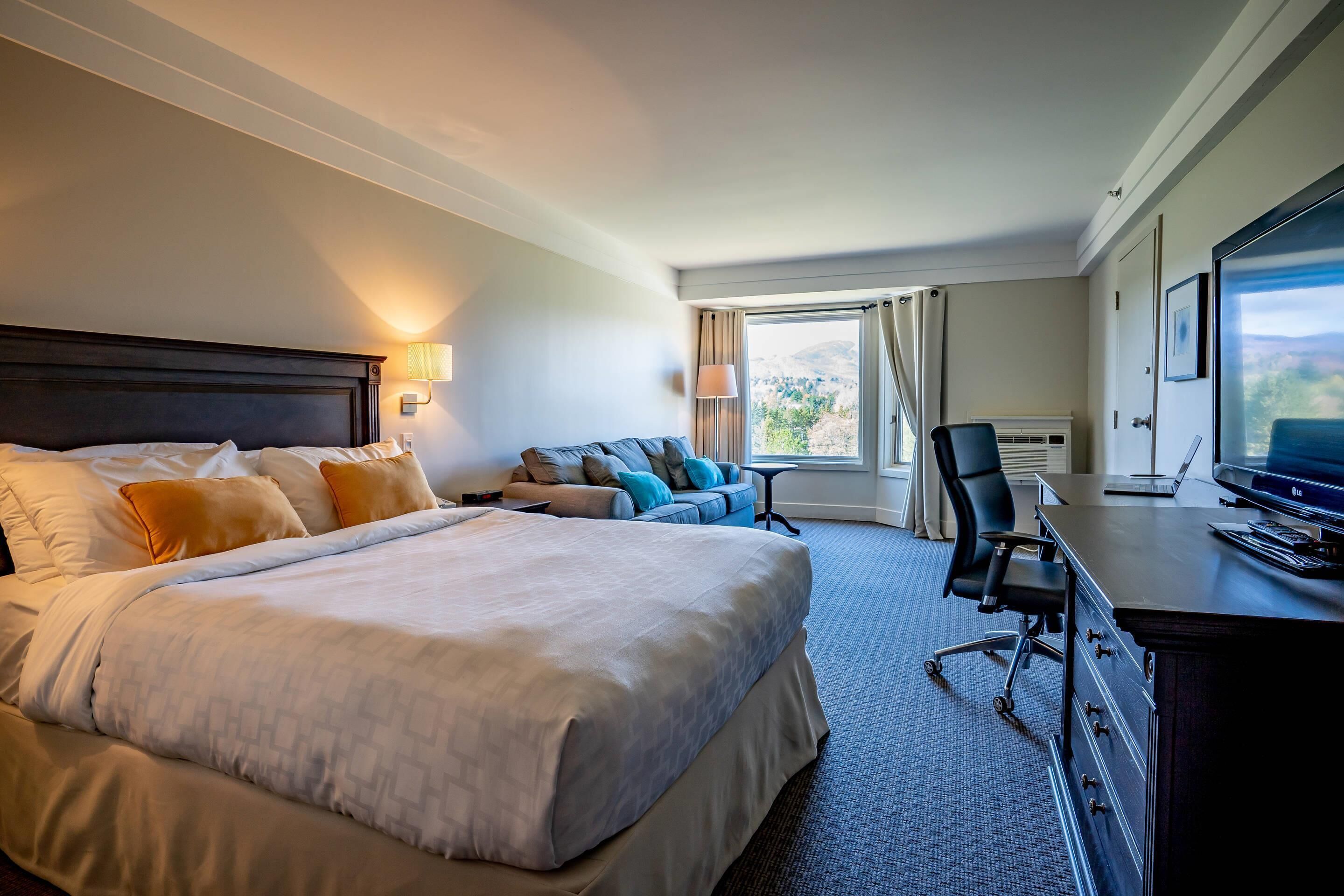 Ropa de cama de alta calidad y caja de seguridad en la habitación 