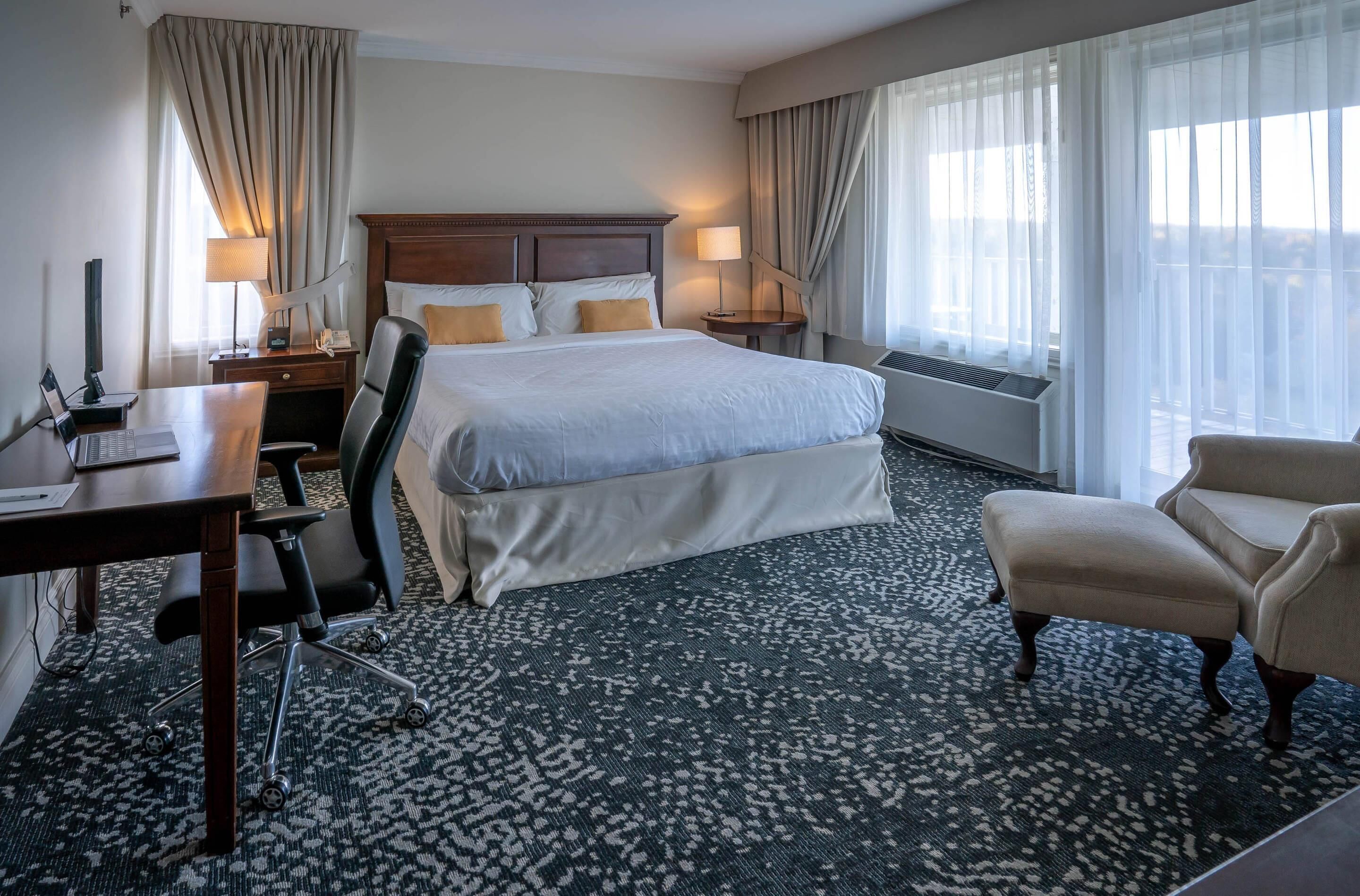 Ropa de cama de alta calidad y caja de seguridad en la habitación 