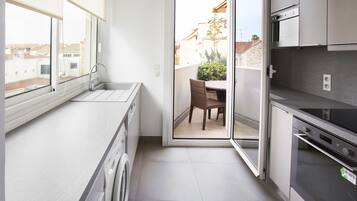 Premium Apartment, 2 Bedrooms (100m2) | Private kitchen | Full-sized fridge, microwave, oven, stovetop