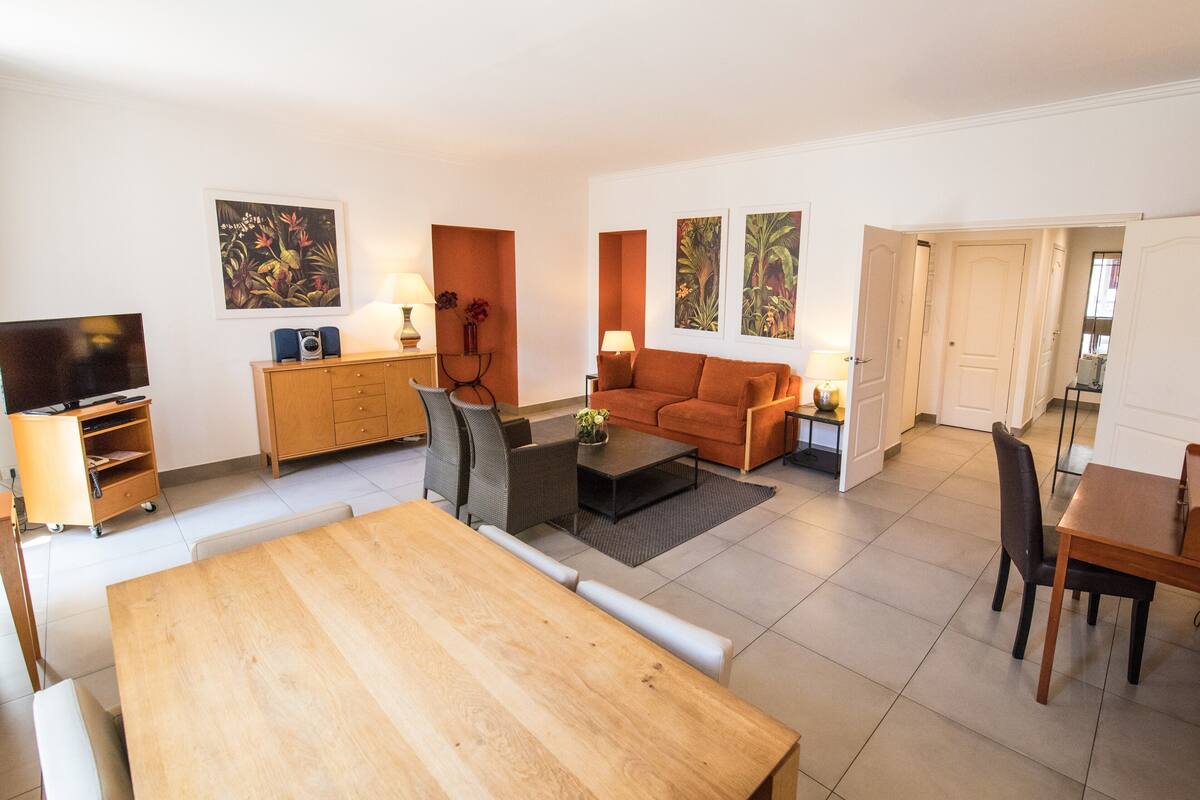Apartamento Premium, 2 habitaciones (100m2) | Sala de estar | Televisión de pantalla plana de 32 cm con canales por satélite
