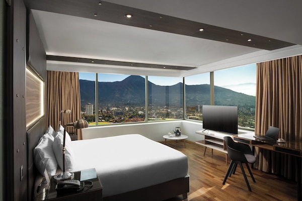 1 bedroom, Egyptian cotton sheets, premium bedding, pillowtop beds