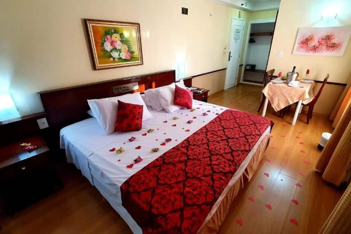 10 bedrooms, minibar, desk, soundproofing