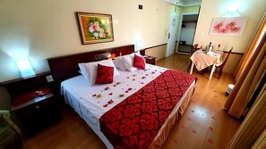 10 bedrooms, minibar, desk, soundproofing