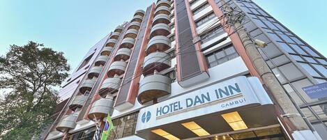 Vista frontal de la propiedad