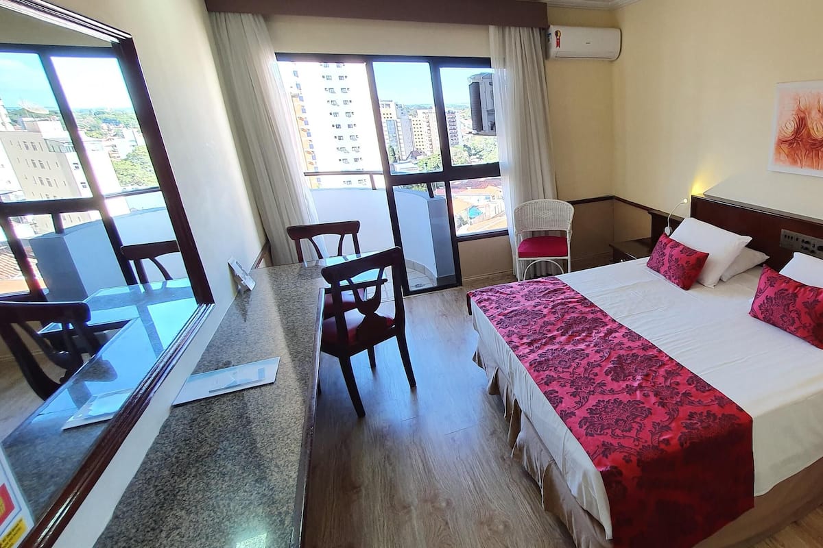 10 bedrooms, minibar, desk, soundproofing