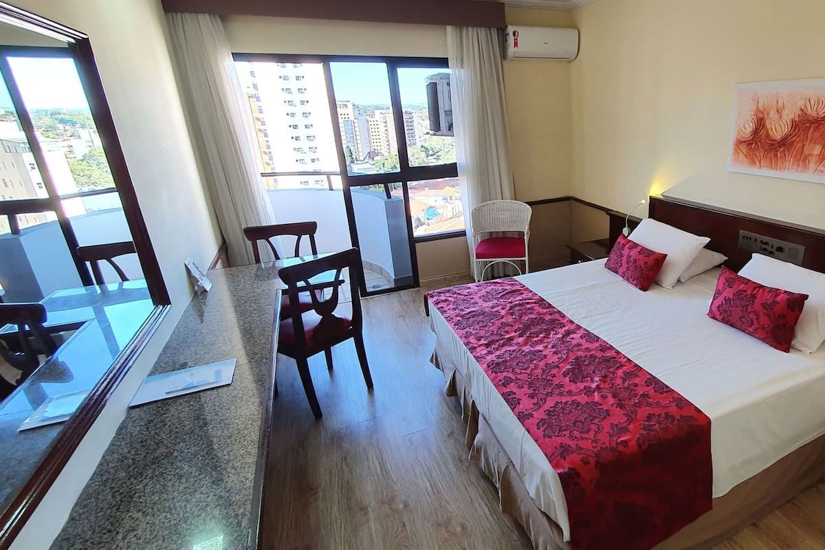 10 bedrooms, minibar, desk, soundproofing