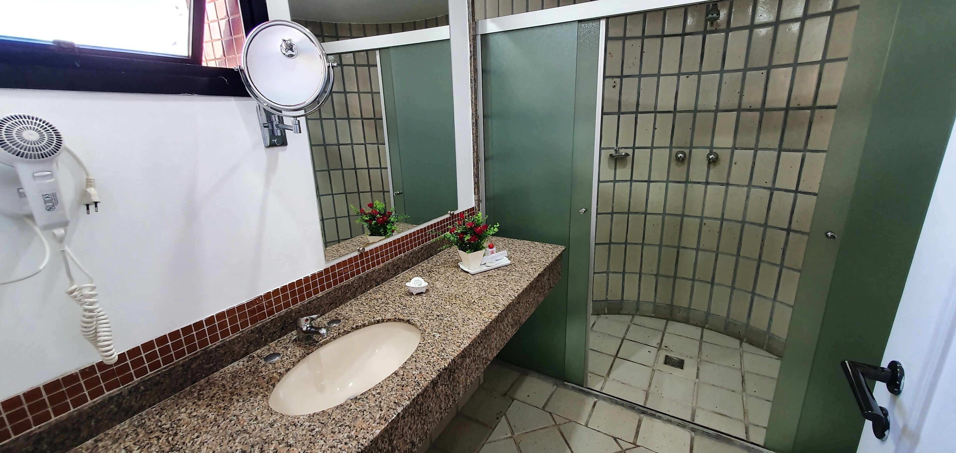 studio suite | bathroom | shower, free toiletries, towels