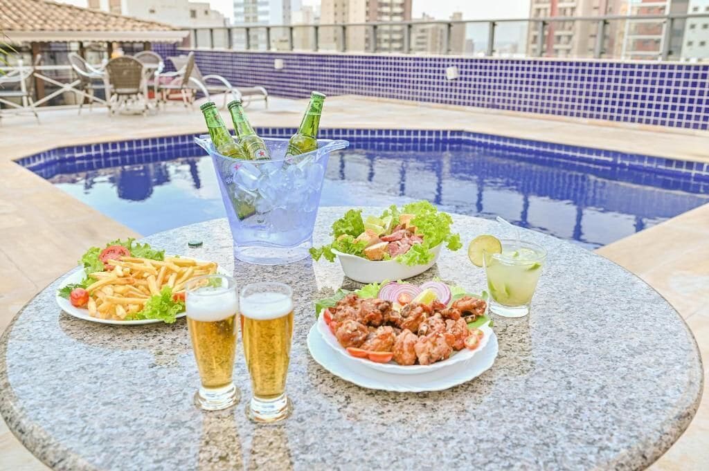 Een buitenzwembad, parasols bij het zwembad en ligstoelen