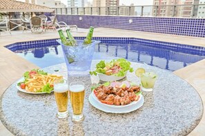 Utomhuspool, parasoller och solstolar