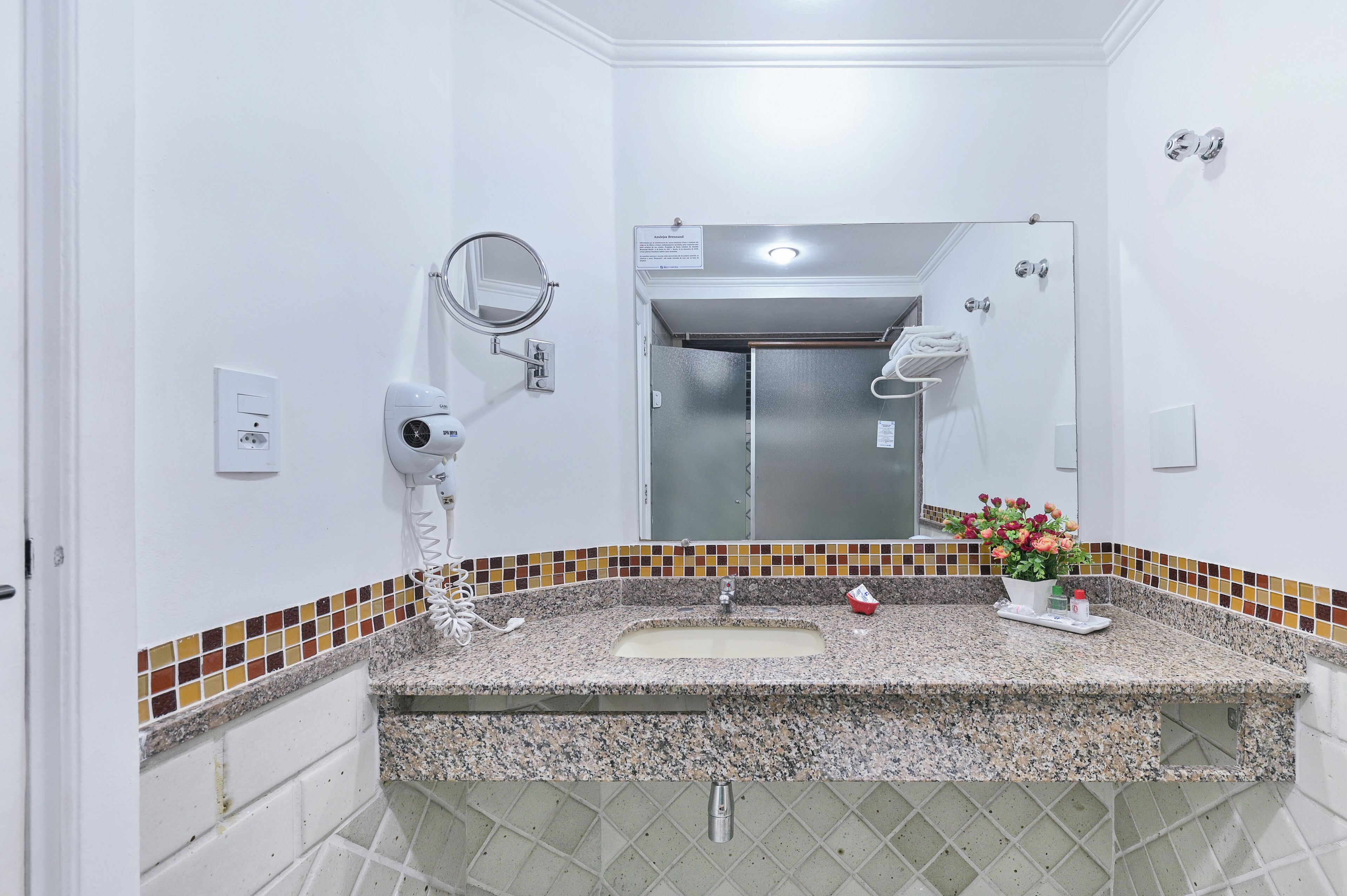 standard double room | bathroom | shower, free toiletries, towels