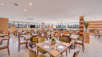 Café da manhã, almoço e jantar; culinária brasileira