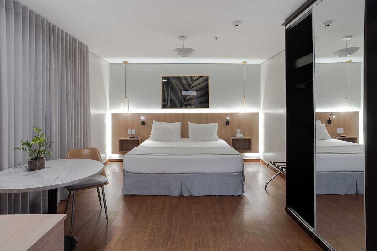 1 slaapkamer, een minibar, een kluis op de kamer, een bureau