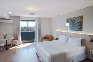 Rom – deluxe | Minibar, safe på rommet, skrivebord og lydisolert